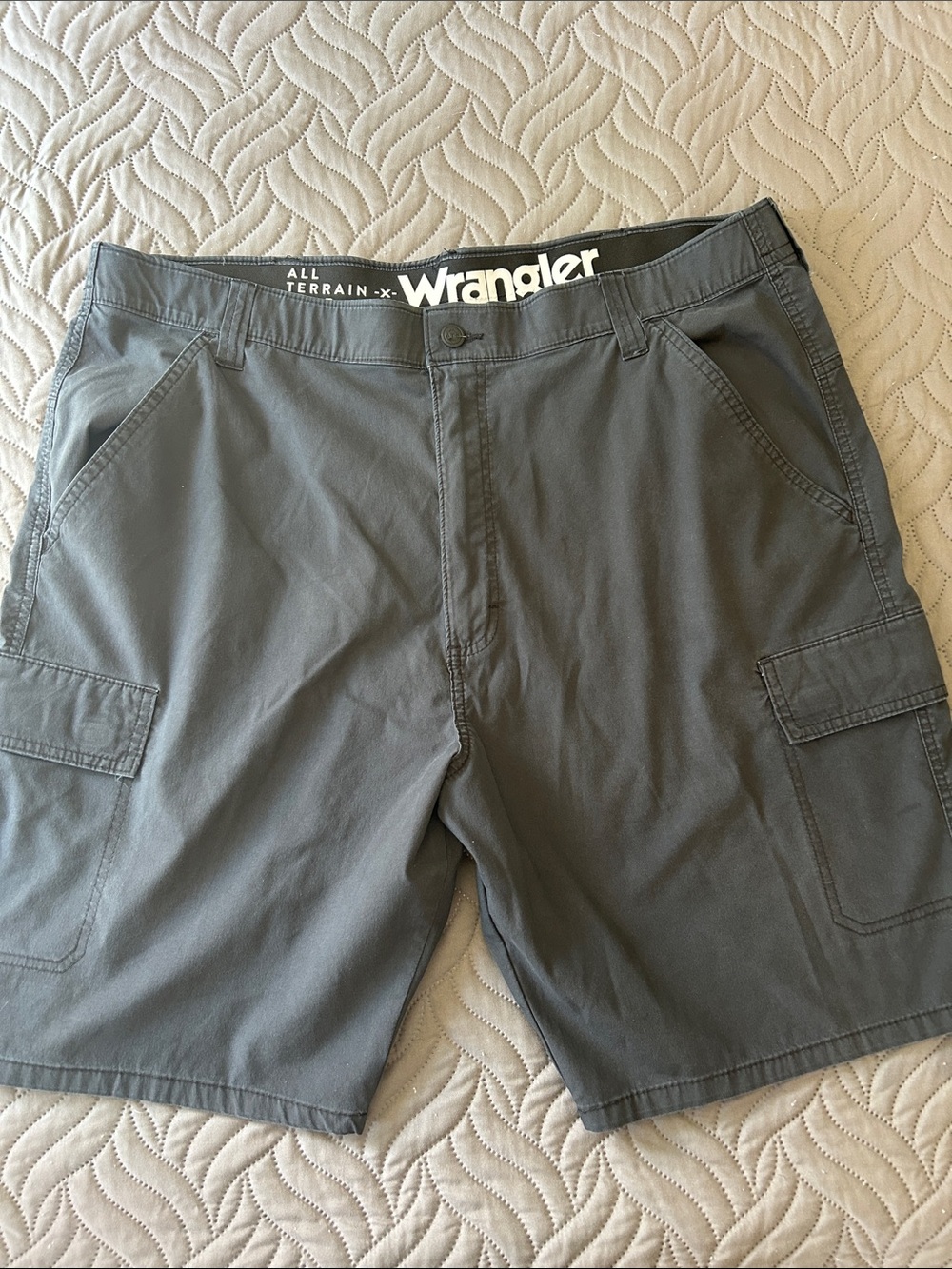 ⬛️ Wrangler Men’s Charcoal Gray Cargo Shorts